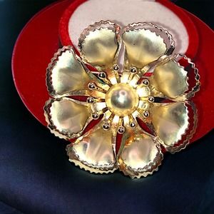 Vintage Large Gold-Tone Flower Brooch!